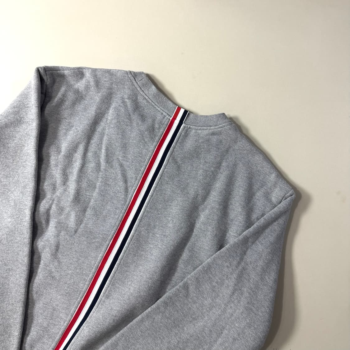 [3/당일출고]톰브라운 백삼선 맨투맨 상품이미지1