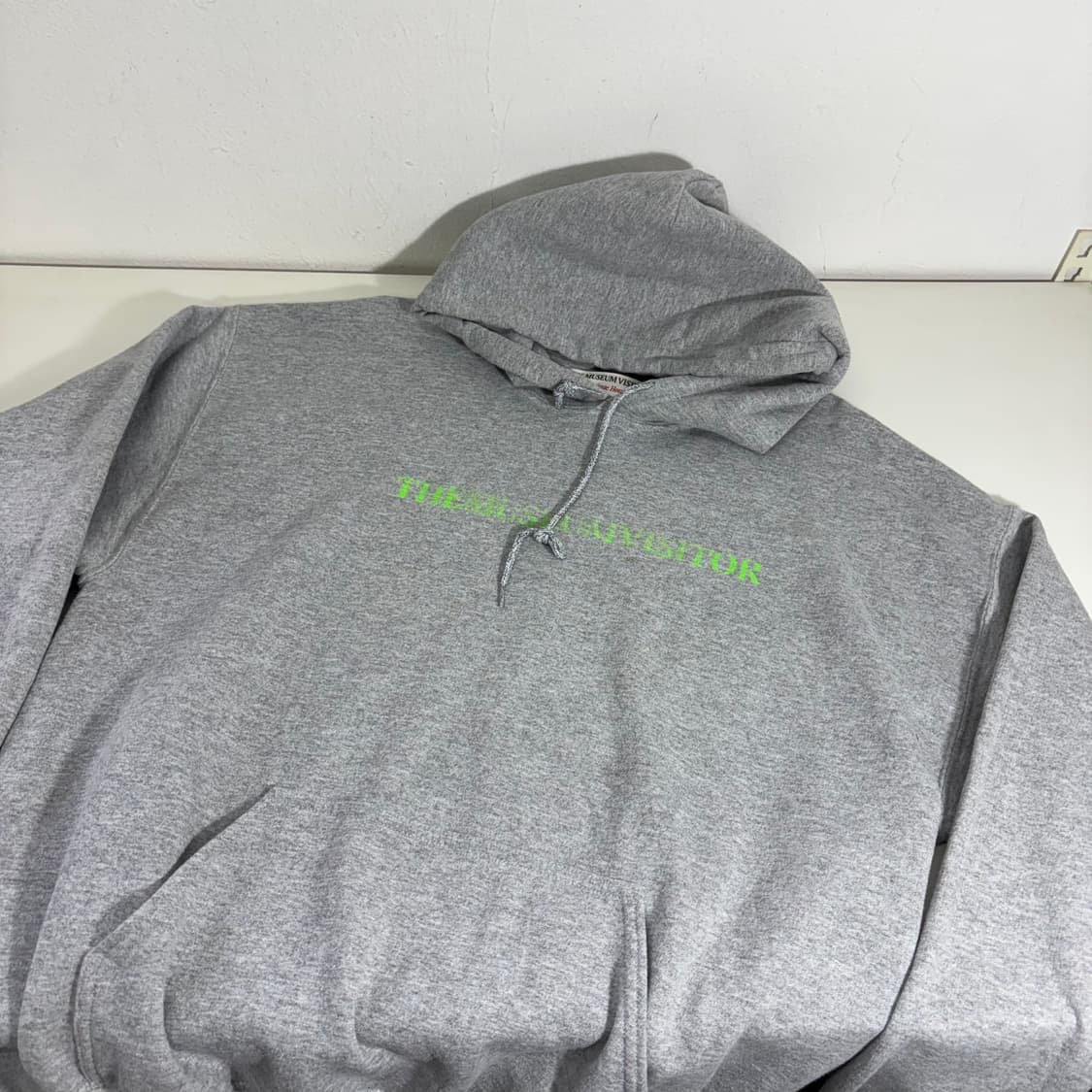 100 더뮤지엄비지터 그레이 후드티 상품이미지1