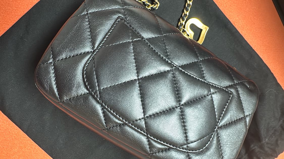 샤넬 클래식 하트참 미니 플랩백 블랭 상품이미지9