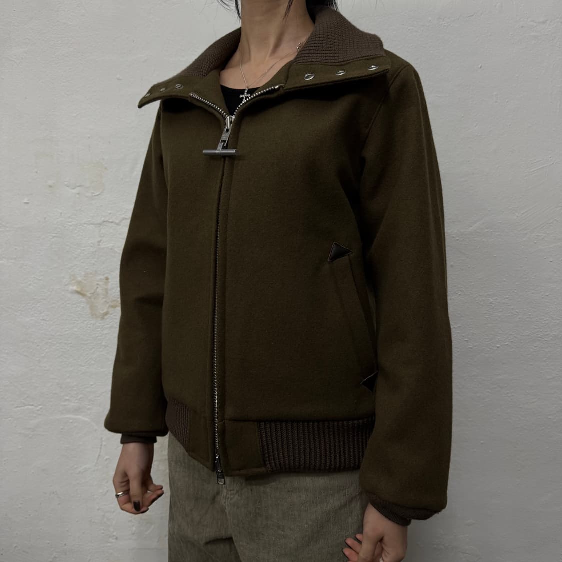 마이티맥 x 밸런스하모니(B&H) 브라운컬러 하이넥 플라이어 자켓 상품이미지2