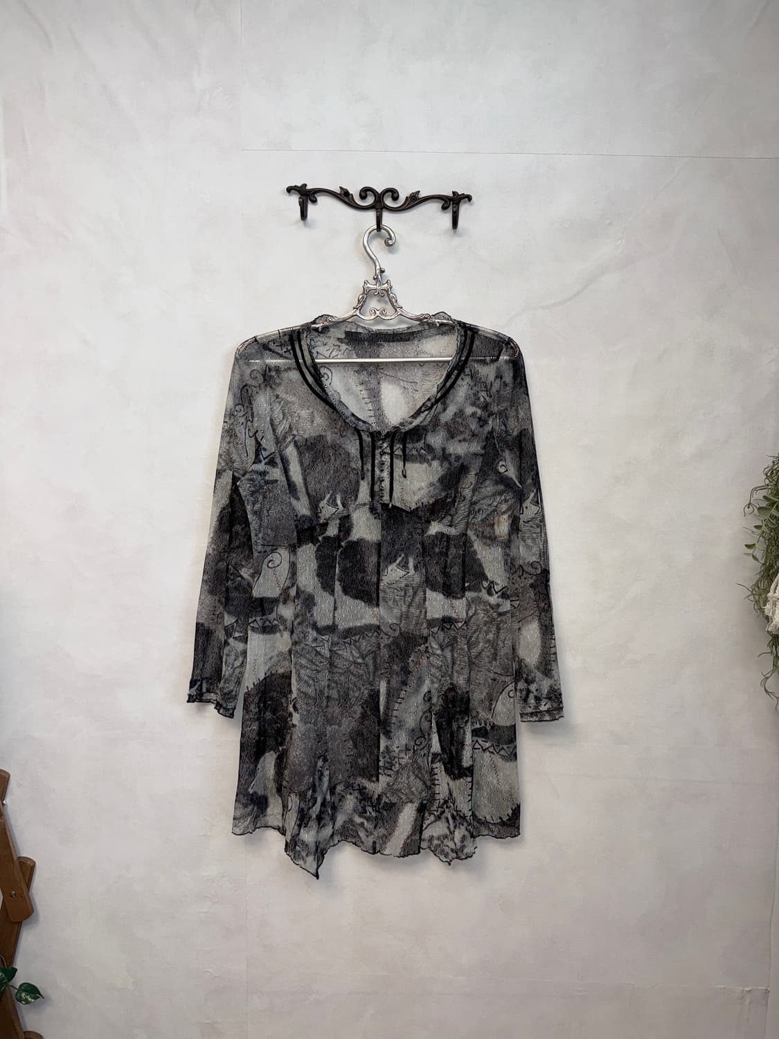 Black gray oriental graphic mesh blouse 상품이미지1