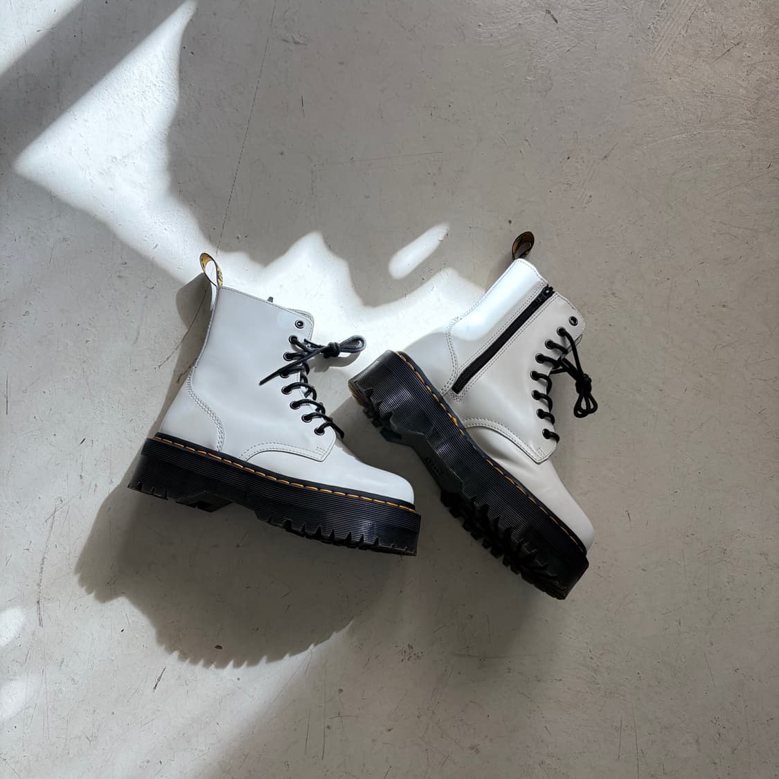 닥터마틴 제이든 폴리시드 스무스 8홀 부츠 상품이미지3