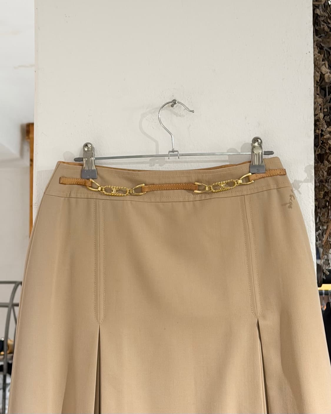 셀린느 베이지 플리츠 금장 로고 미디 스커트 상품이미지2