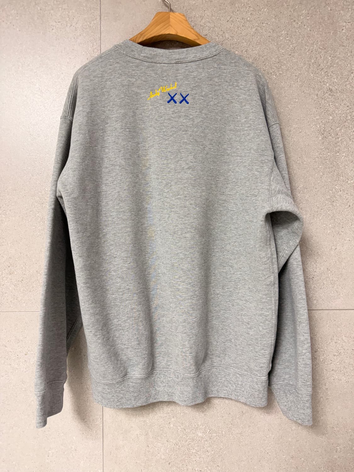유니클로 KAWS 바나나 맨투맨 회색 상품이미지5