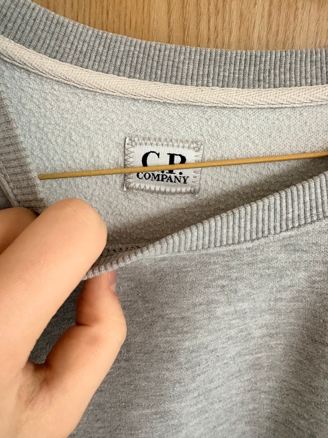 CP컴퍼니 렌즈 와펜 맨투맨 105 그레이 상품이미지5