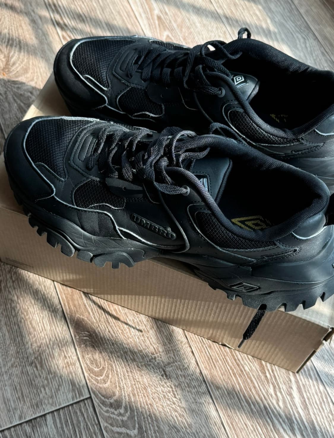 엄브로 블랙 스니커즈280 상품이미지2