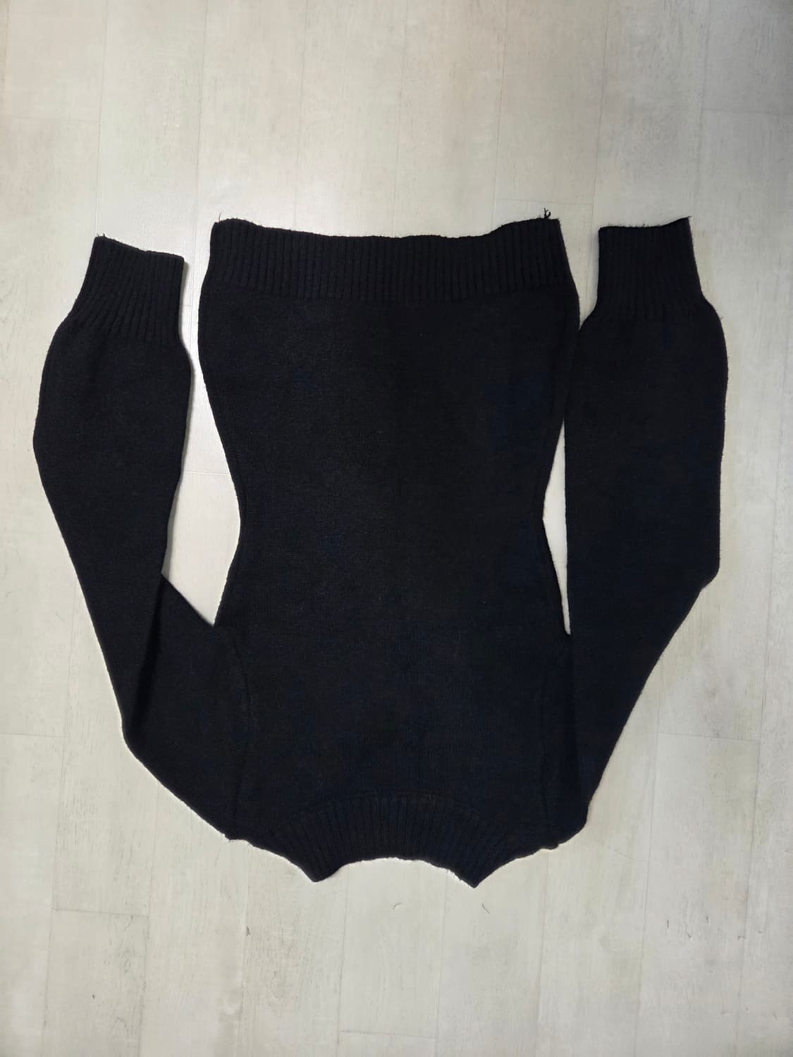 V넥 오프숄더 슬림핏 블랙니트 상품이미지2