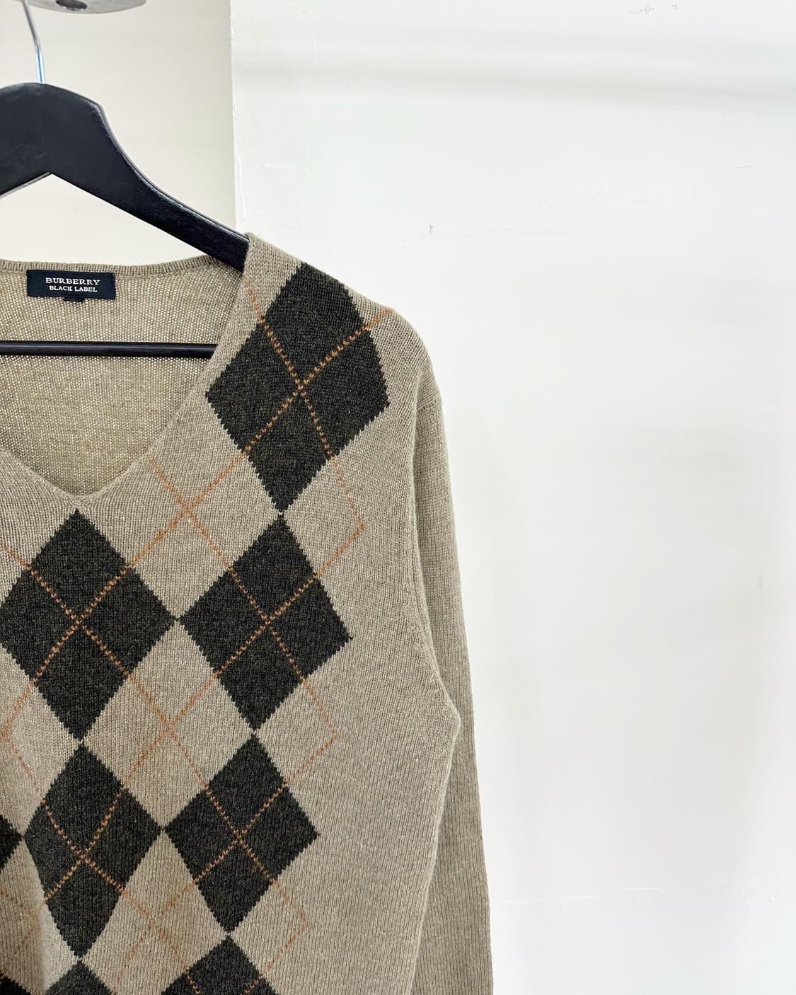 버버리 블랙라벨 카키 아가일패턴 브이넥 니트  상품이미지4