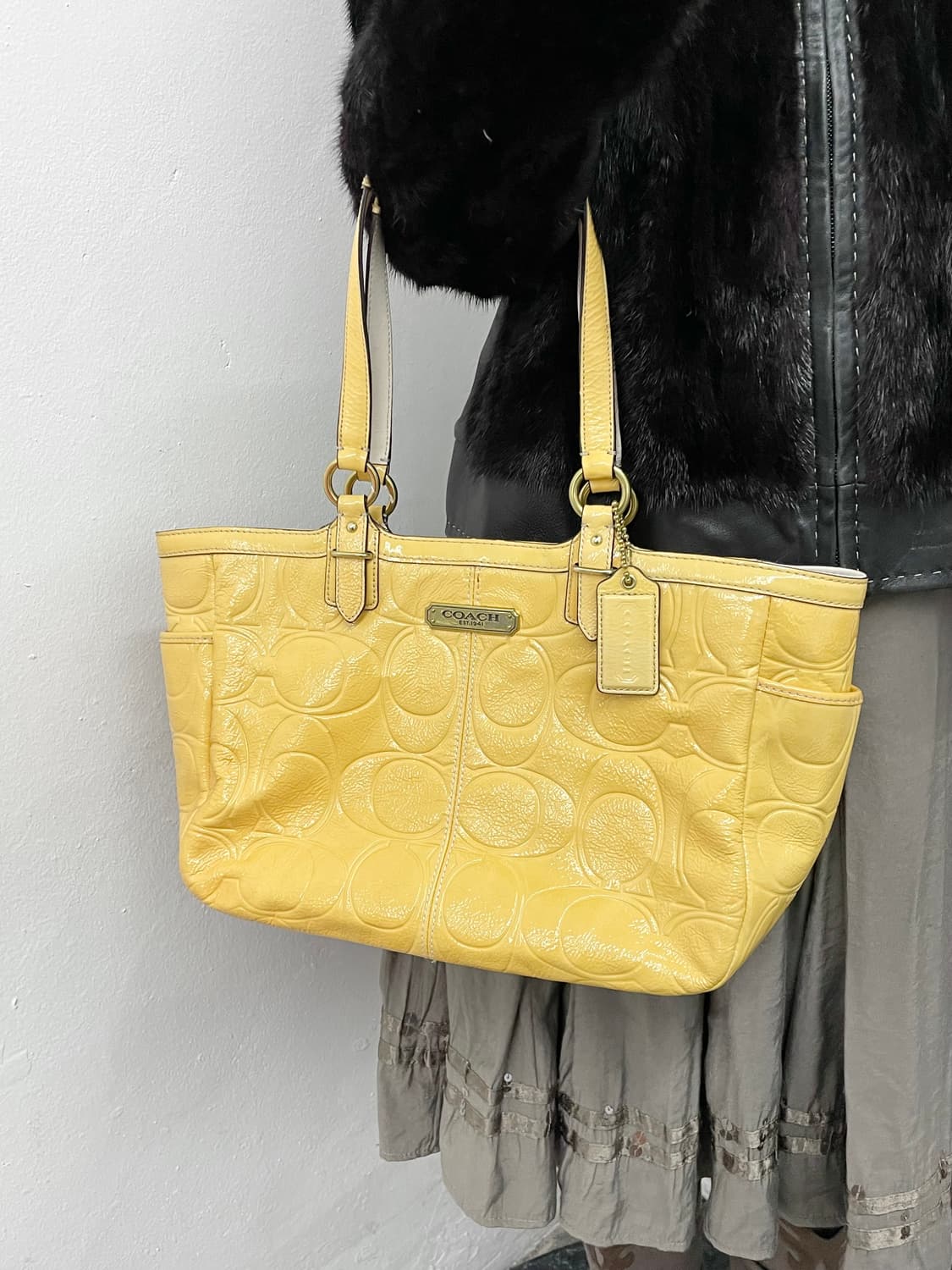 코치 에나멜 옐로우 로고 숄더백 상품이미지3