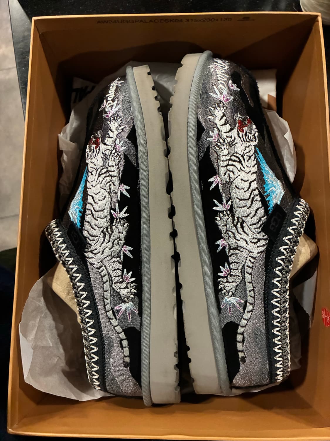 어그 x 팔라스 타스만 슬리퍼 블랙 카모 270 상품이미지2