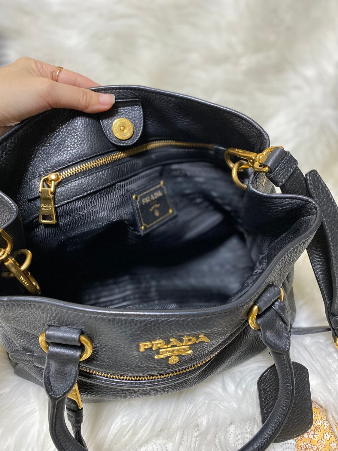 프라다  비텔로 다이노 레더 토트 숄더백 블랙 금장 상품이미지7