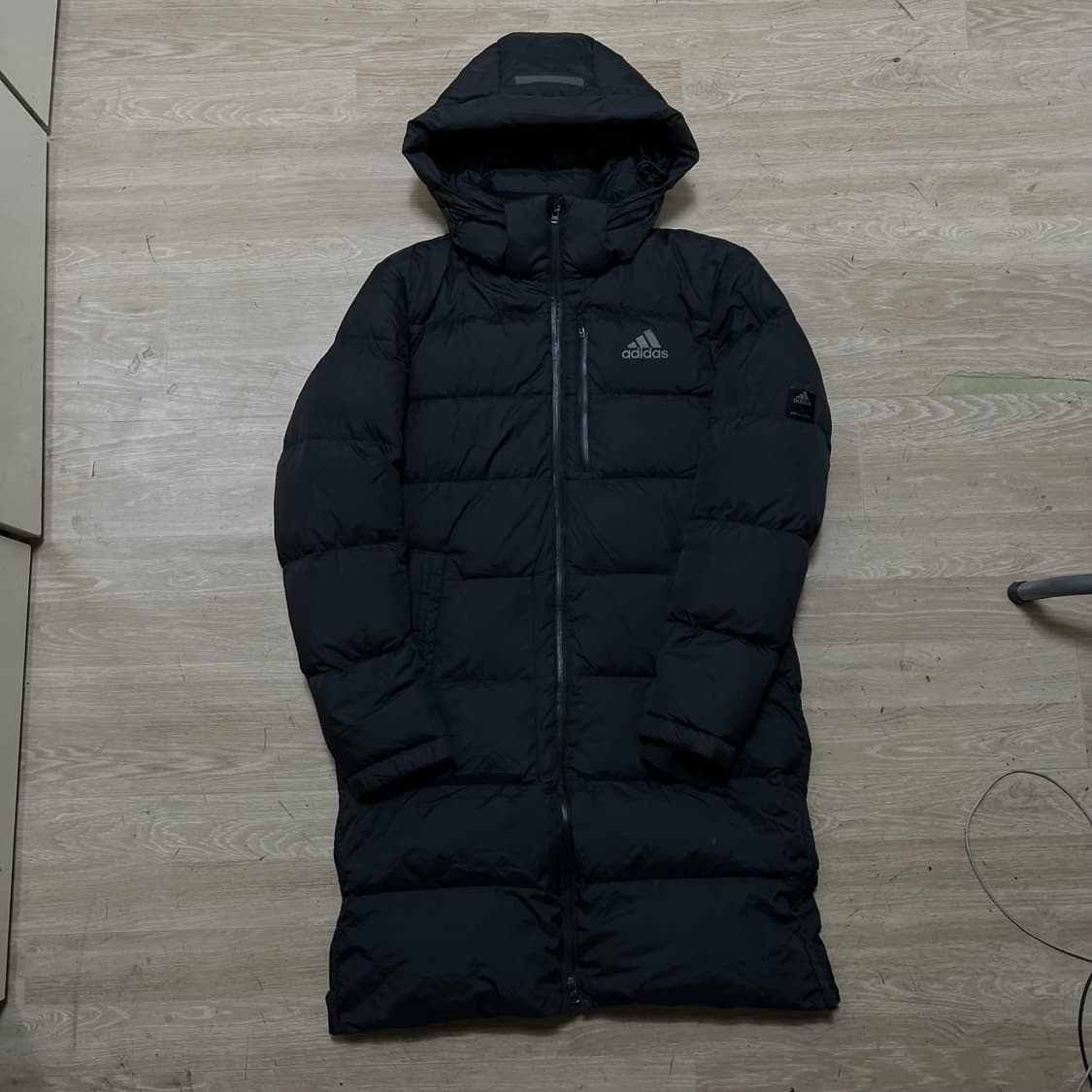 아디다스 여성 덕다운 와펜 후드 롱패딩 점퍼 [블랙] S/90 상품이미지1