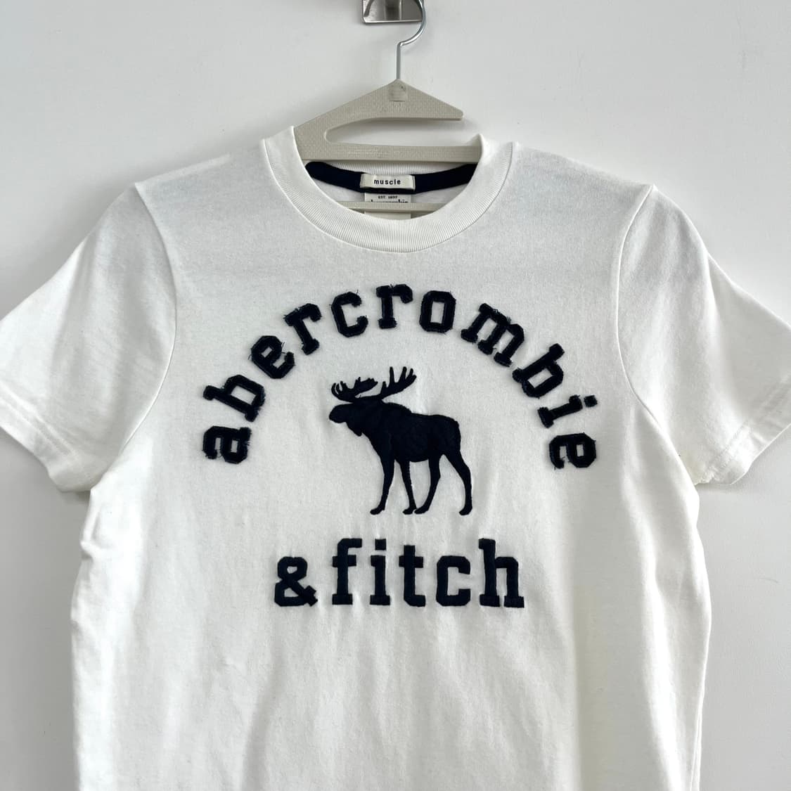 아베크롬비 자수로고 화이트 반팔 티셔츠 상품이미지4