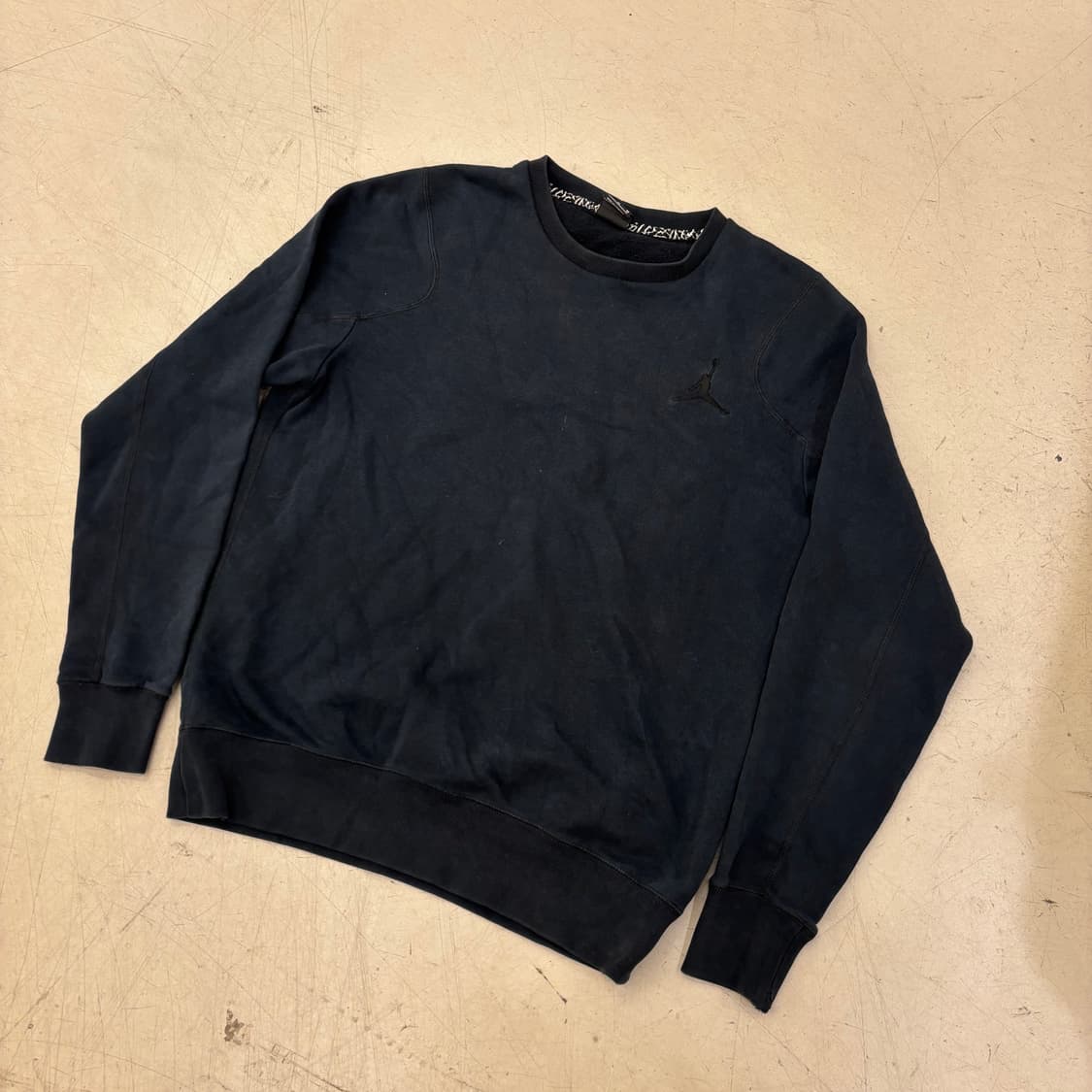 조던 스몰로고 블랙 맨투맨 상품이미지1