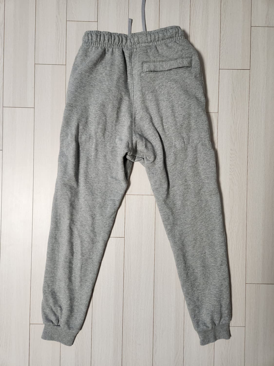 나이키 클럽 플리스 기모 조거팬츠 s

오염 하자 없이 깨끗해요^^

세 상품이미지7