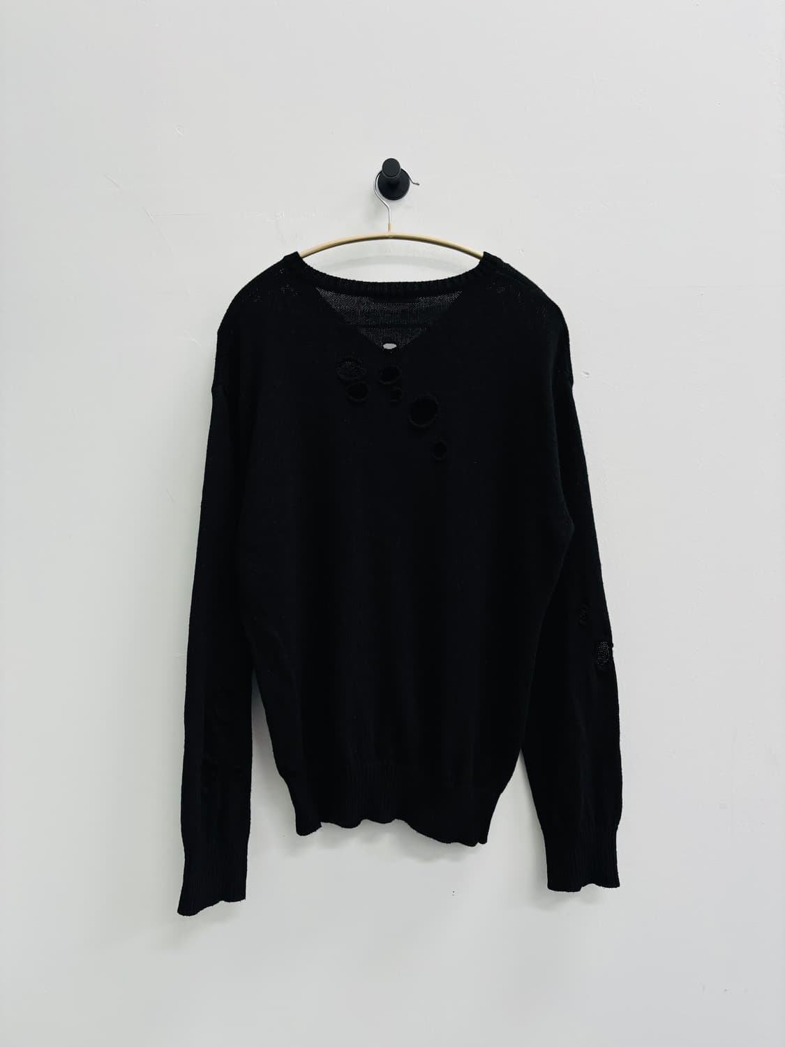 세릭 CERRIC 펀칭 데미지 브이넥 니트 상품이미지3