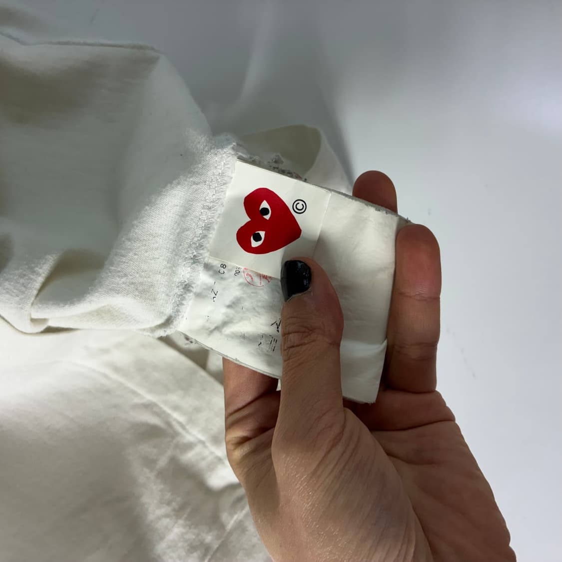 Comme des garcons  꼼데가르송 스몰하트 패치 화이트 반팔티 상품이미지4