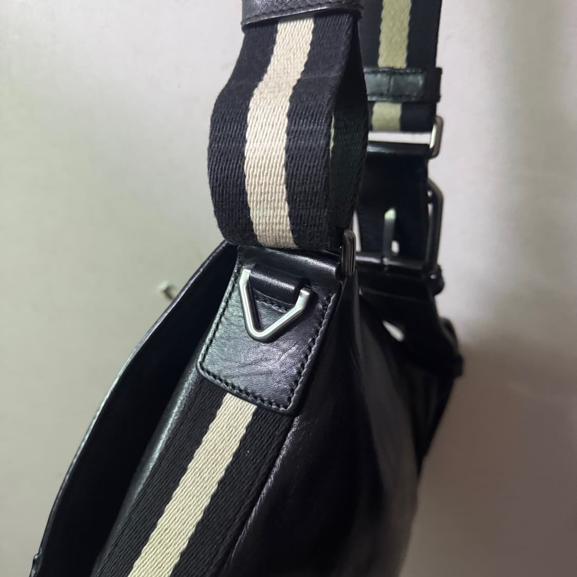 발리 남성 사각 가죽 크로스백 블랙 상품이미지5