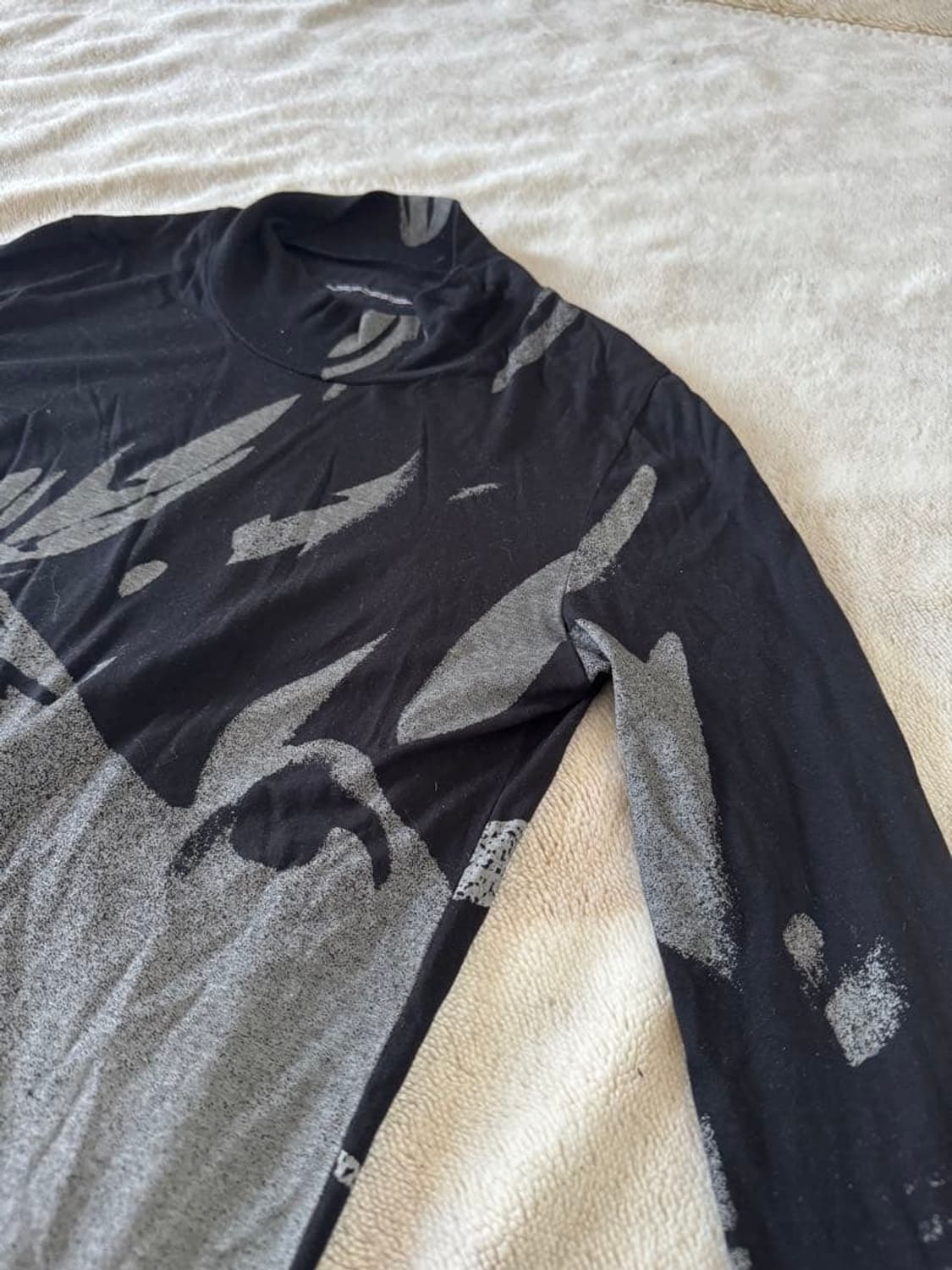 율리우스 홀 그래픽 하이넥 탑 상품이미지5