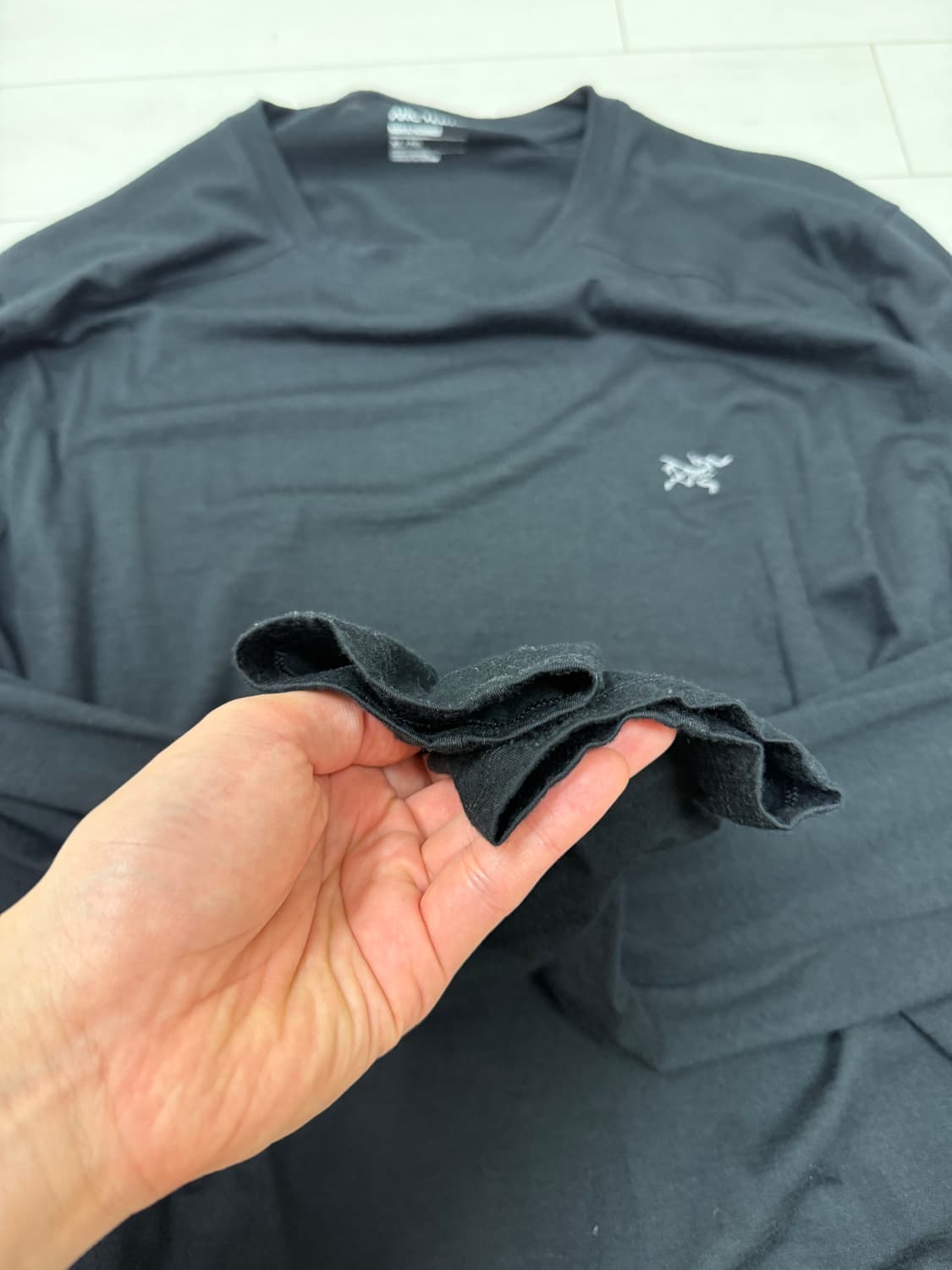 아크테릭스 이오니아 LS 긴팔 블랙 XL 판매합니다. 깔끔한 블랙 색상이 상품이미지4