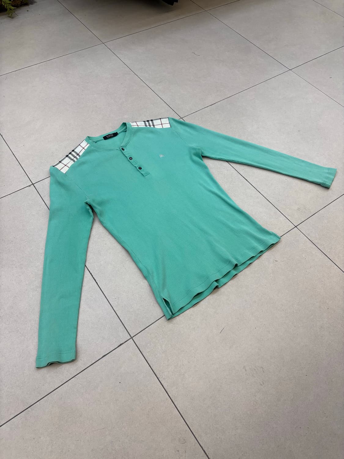 버버리 블랙라벨 헨리넥 숄더체크패턴 롱슬리브 상품이미지2