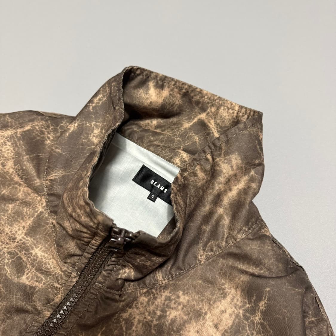 빔즈(BEAMS) 25ss 브라운컬러 다잉 패턴 와이딩 쇼트 블루종 자켓 상품이미지3