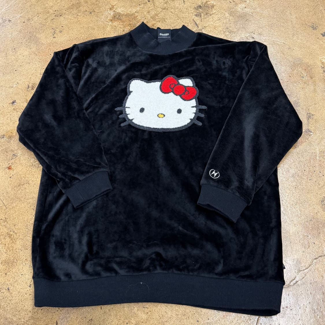 헬로 키티 벨벳 블랙 맨투맨 상품이미지2