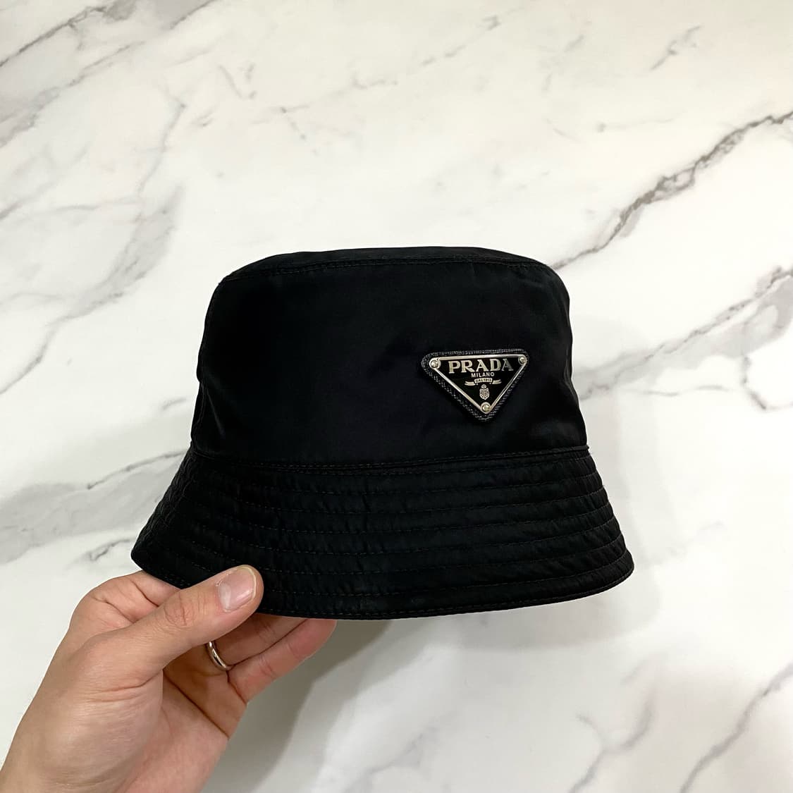 프라다 리나일론 버킷햇 모자 벙거지 2HC137 블랙 M사이즈 상품이미지2