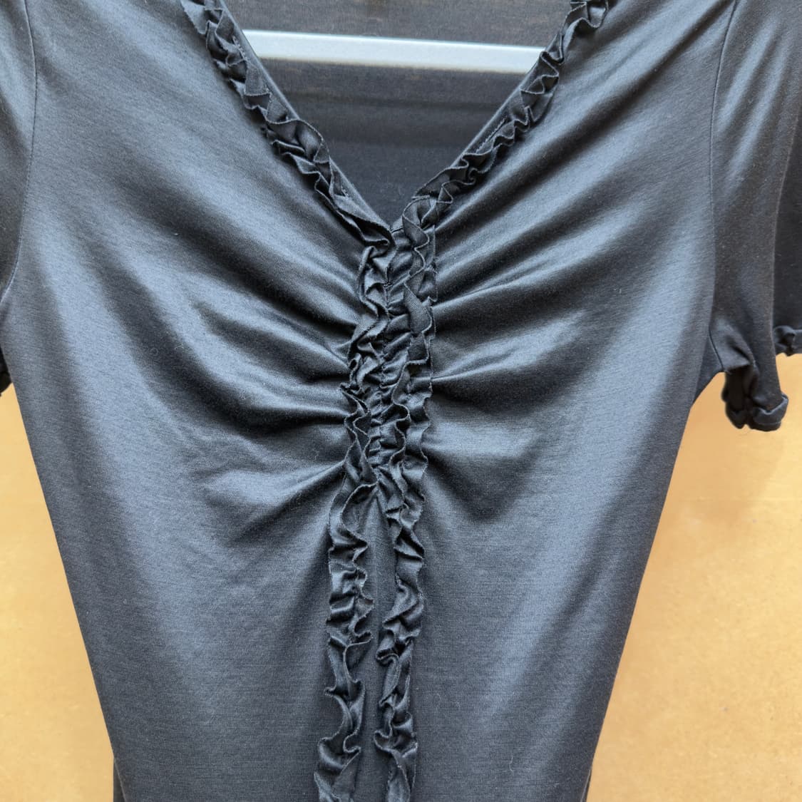 ANAYI 센터 프릴 셔링 브이넥 티셔츠 (Black) 상품이미지7