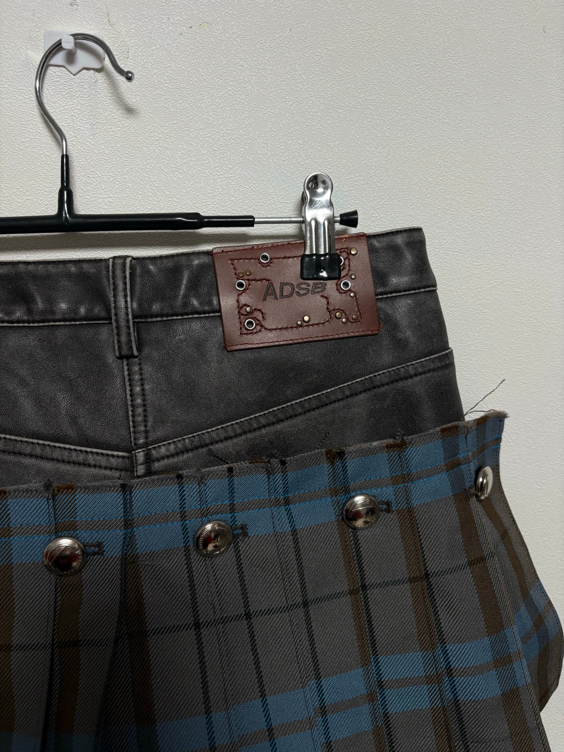 앤더슨벨 체크 플리츠 투웨이 레더 팬츠 & 스커트 상품이미지5