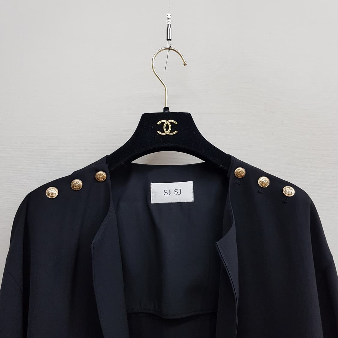 한섬 sjsj 2023 골드 버튼 포인트 노카라 자켓 82-94-160 상품이미지3