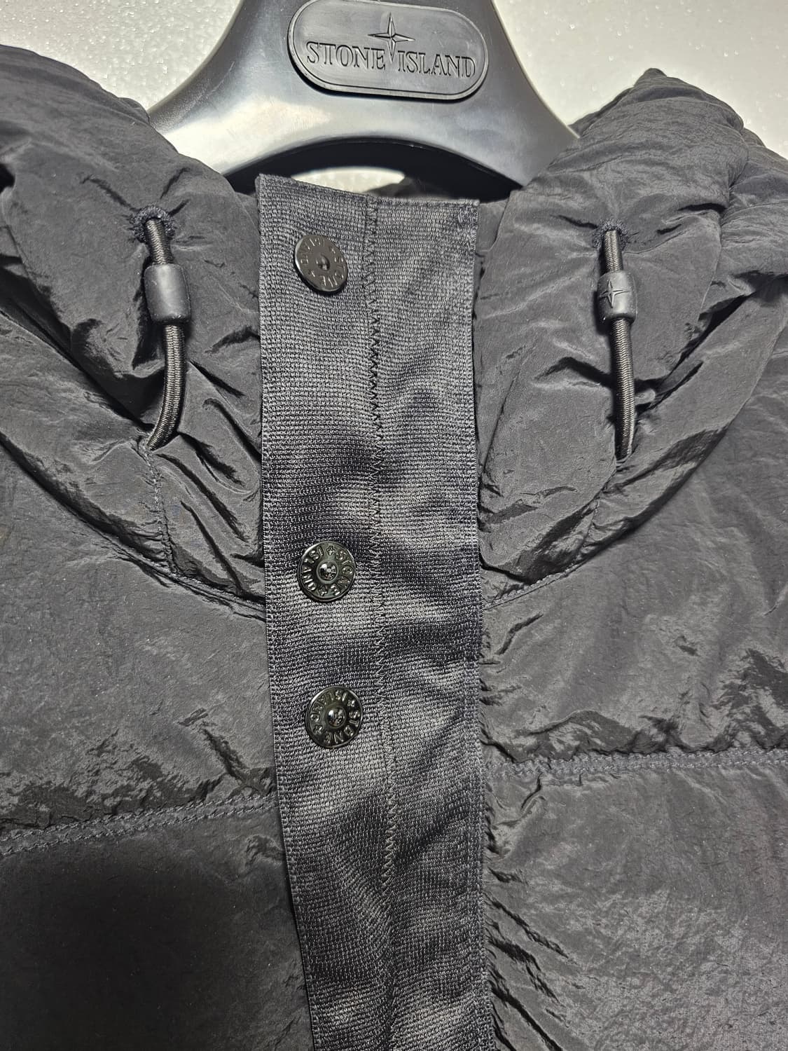 스톤아일랜드 나일론 메탈 에코닐 후드 다운 패딩 24FW 상품이미지3