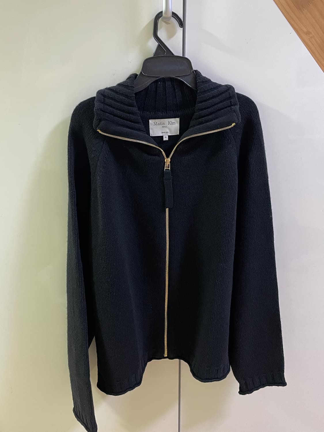 마뗑킴 백 로고 니트 집업 상품이미지1