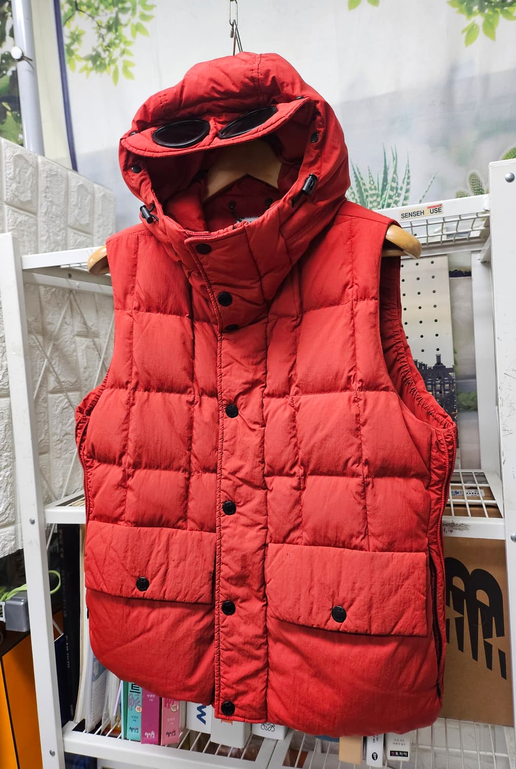 cp컴퍼니 고글 패딩조끼 95 후드 다운베스트 XD30 상품이미지2