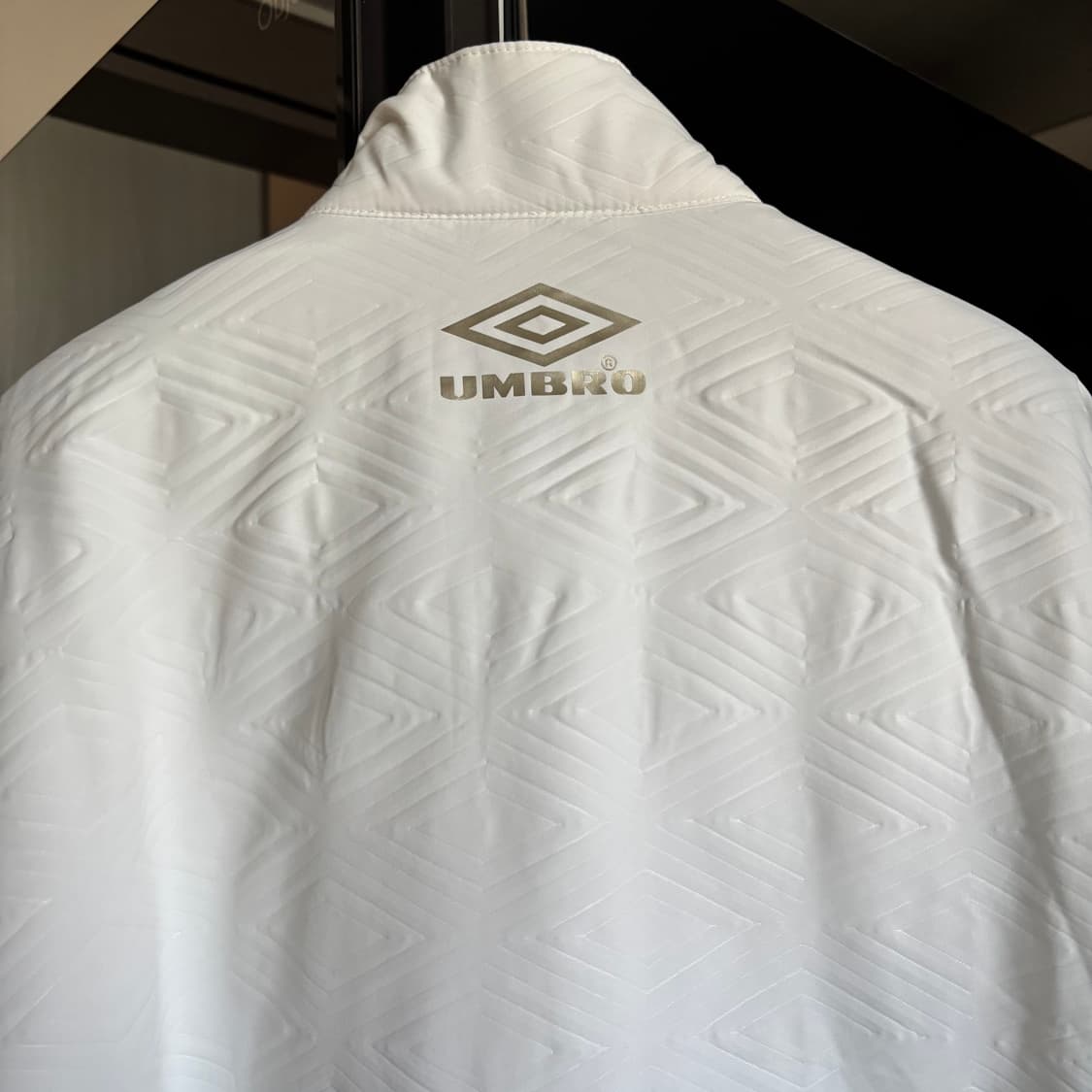 엄브로 x 강혁 화이트 마스 fc 디렉터 프로텍트 자켓 상품이미지7