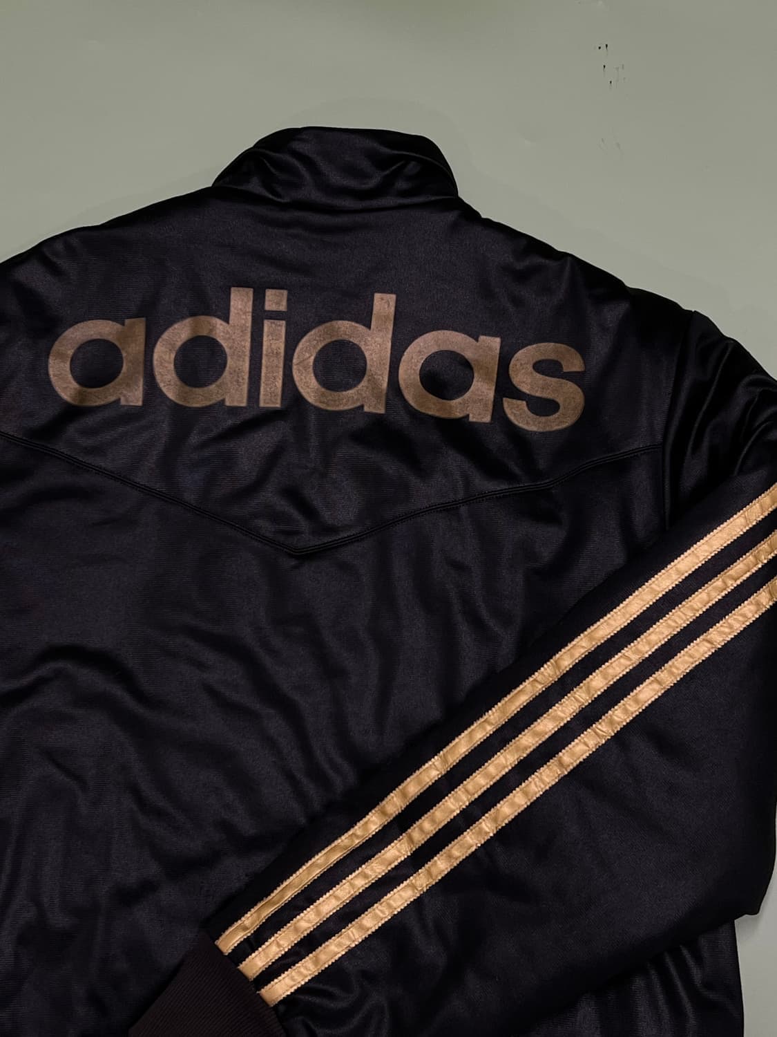 (M) 아디다스 올드스쿨 백로고 패딩 유광 점퍼 검/골 상품이미지4