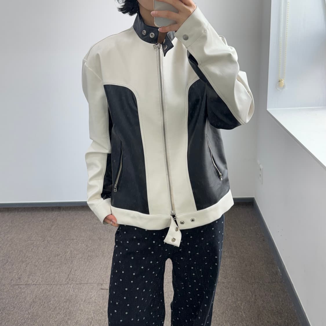 Hender 화이트 블랙 배색 레더 자켓 상품이미지1