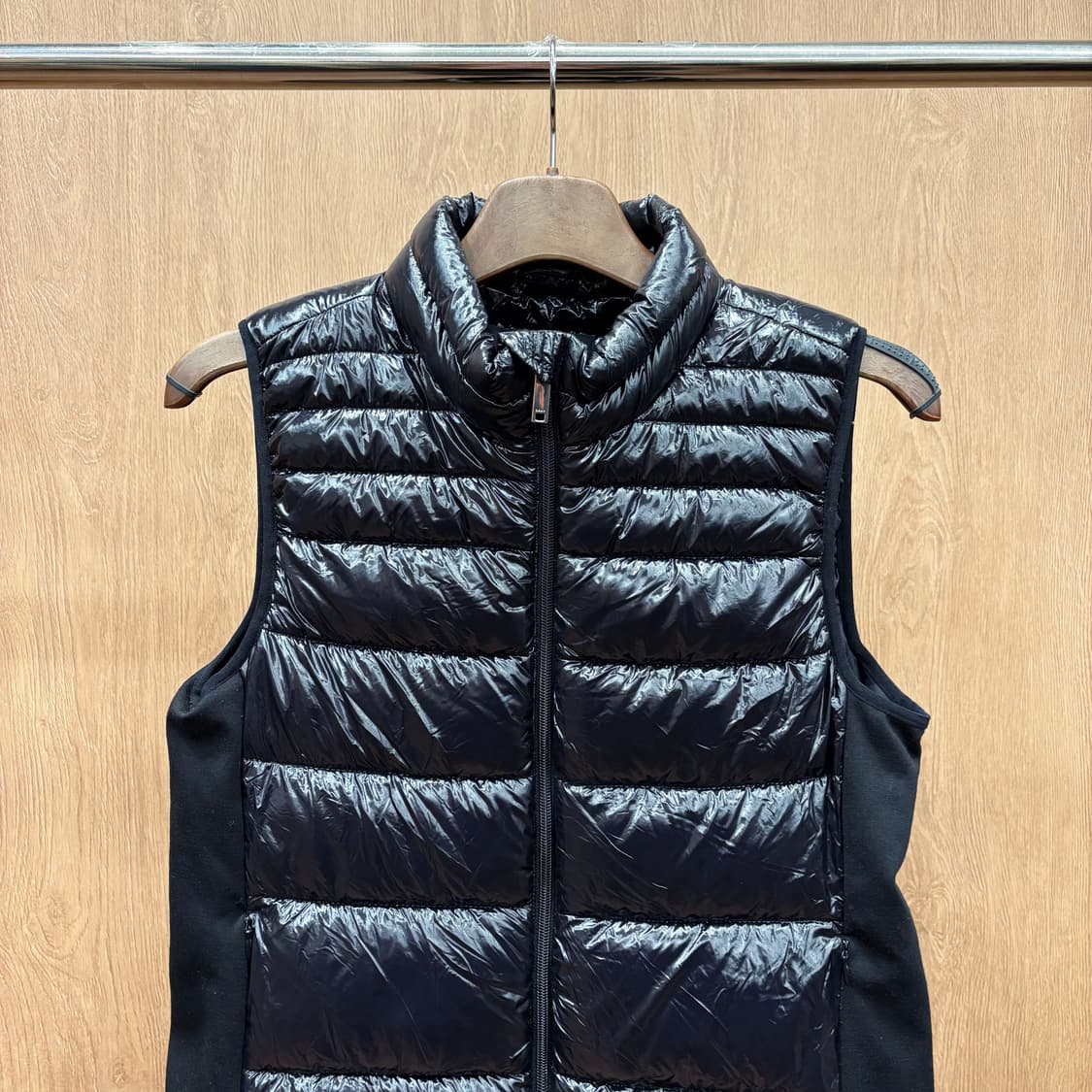 도나카란 뉴욕 하이넥 경량 패딩 베스트 하단 로고 프린트 디테일 블랙 상품이미지4