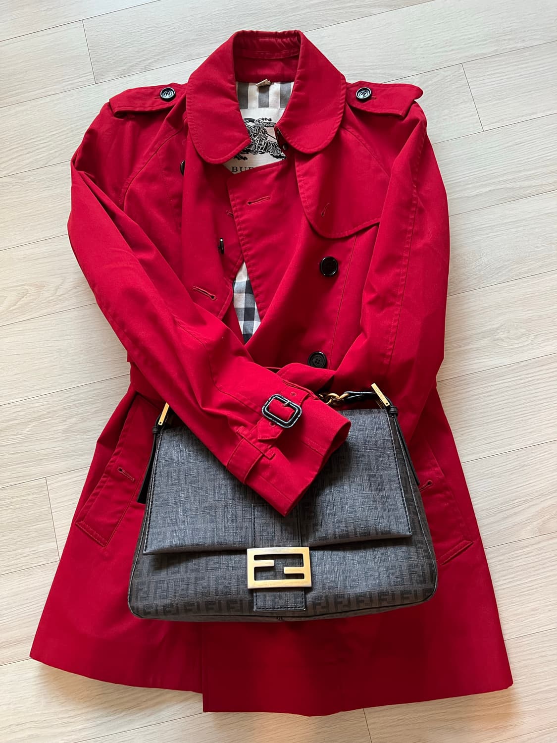 버버리 레드 컬러 트렌치코트 상품이미지1