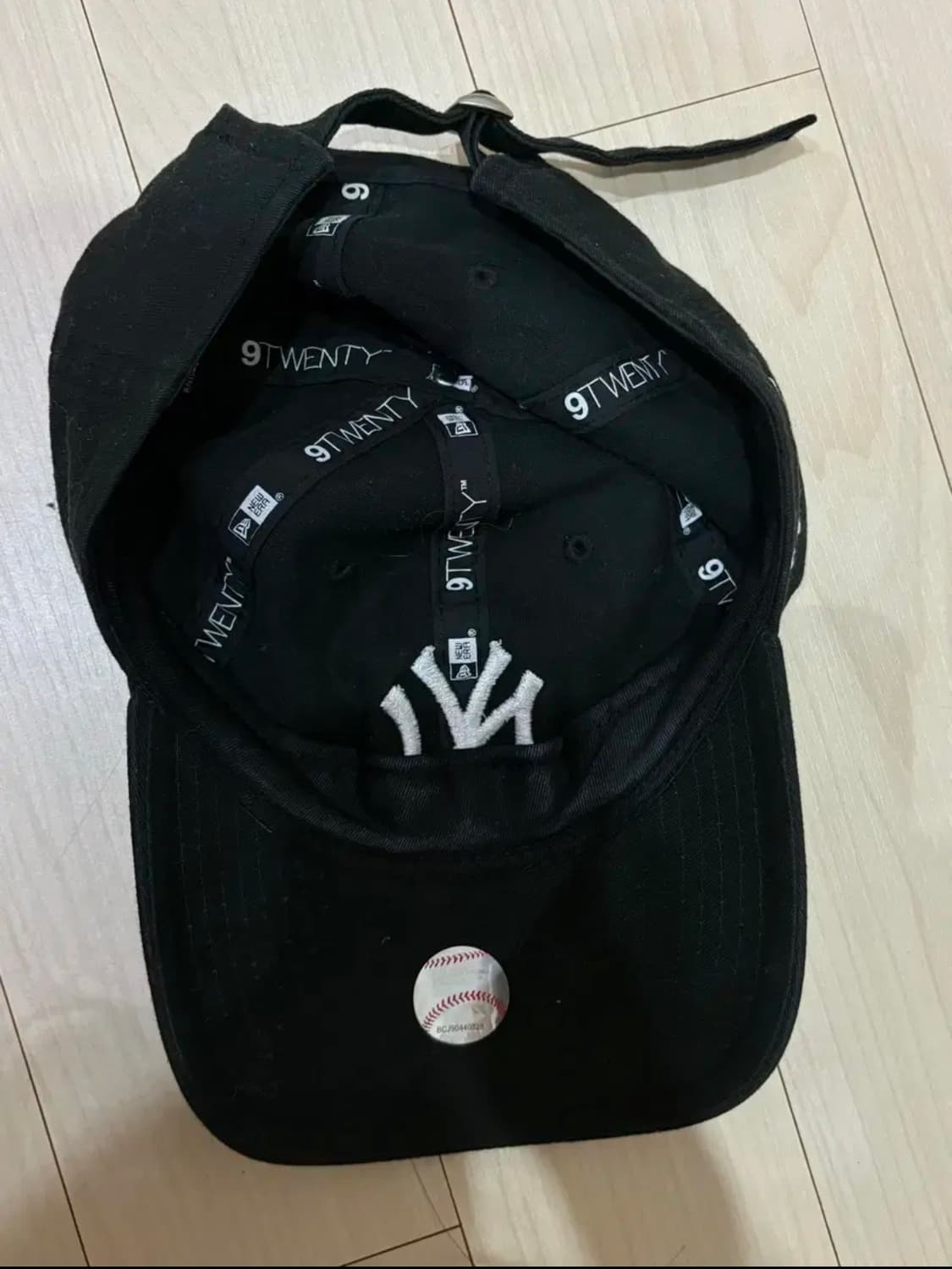 뉴에라 x 모마 뉴욕양키즈 볼캡 블랙 상품이미지2