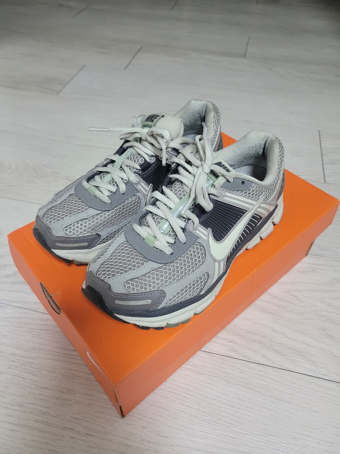 나이키 줌 보메로 5 코블스톤 230 상품이미지3