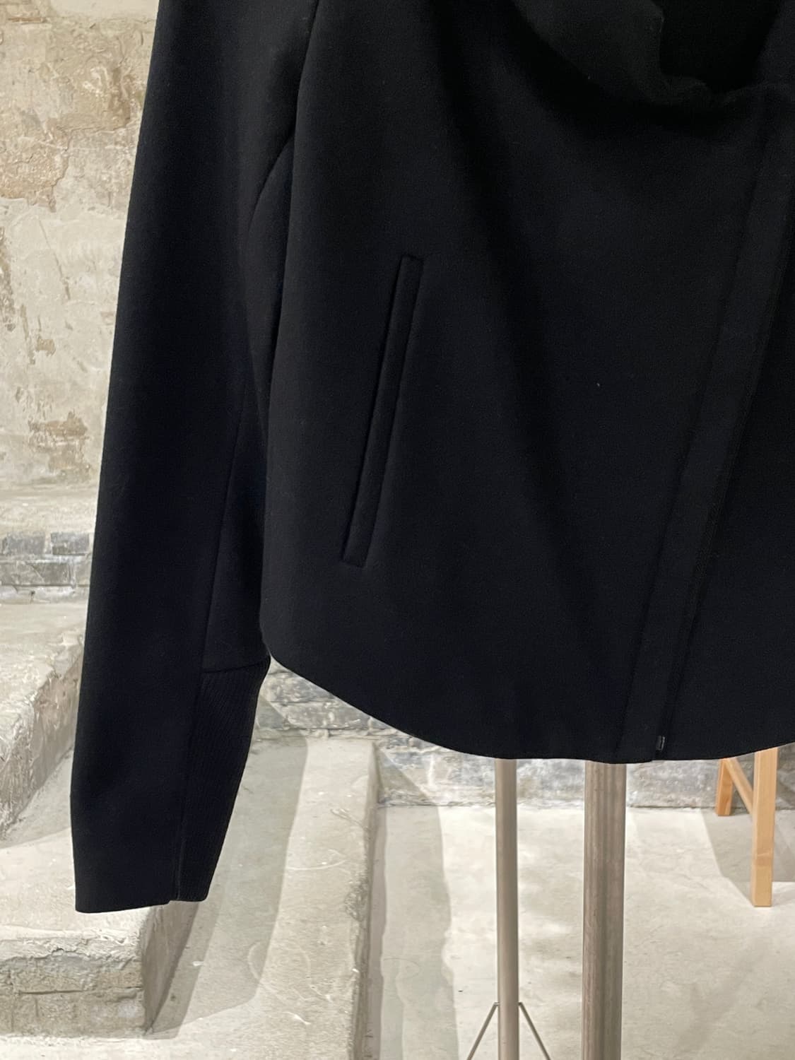 헬무트랭 블랙 카라넥 비대칭 집업 울 크롭 자켓 상품이미지4