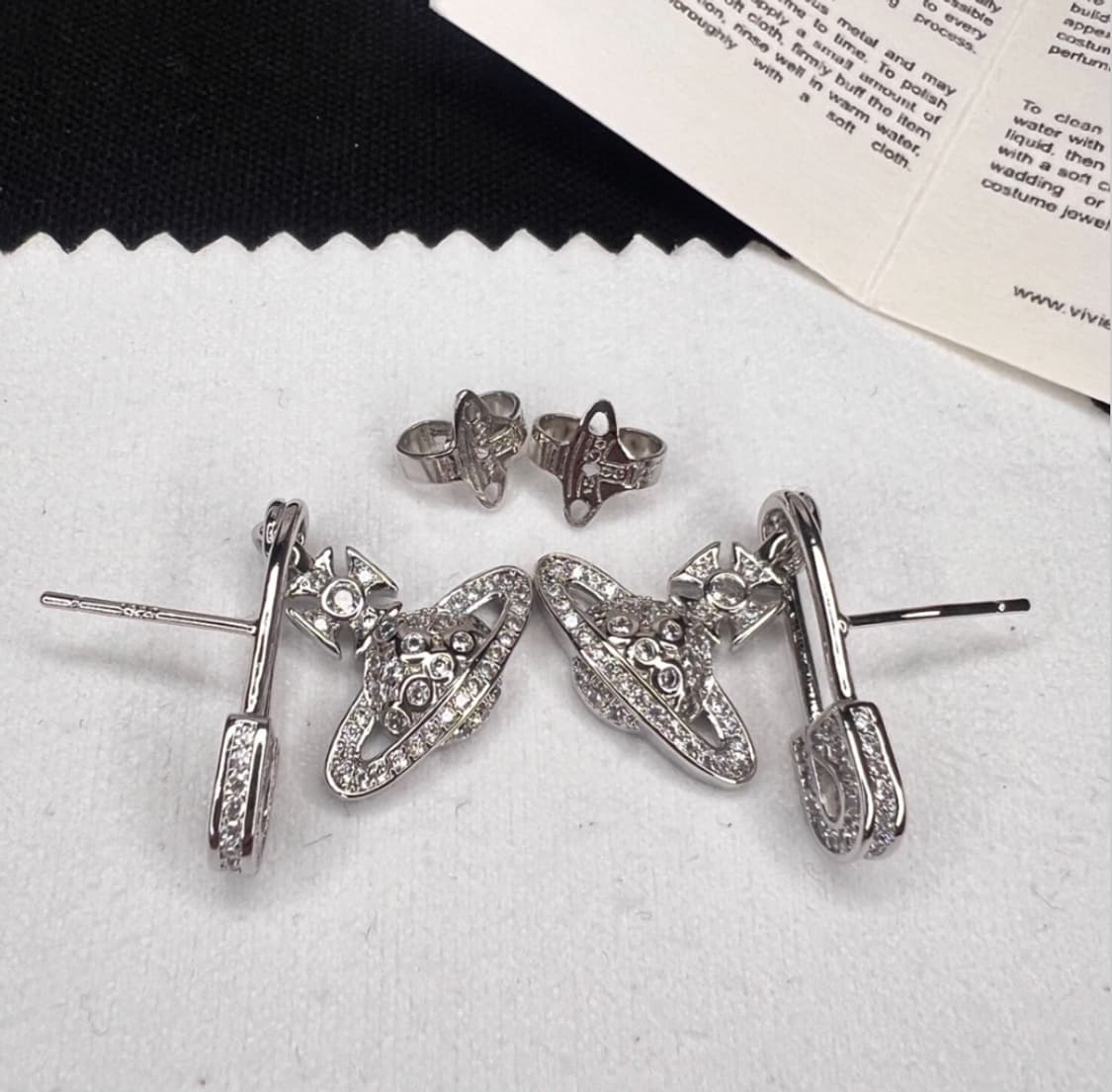 비비안 웨스트우드 아카이브 세이프티핀 클리어 크리스탈 큐빅 드롭 이어링 상품이미지3