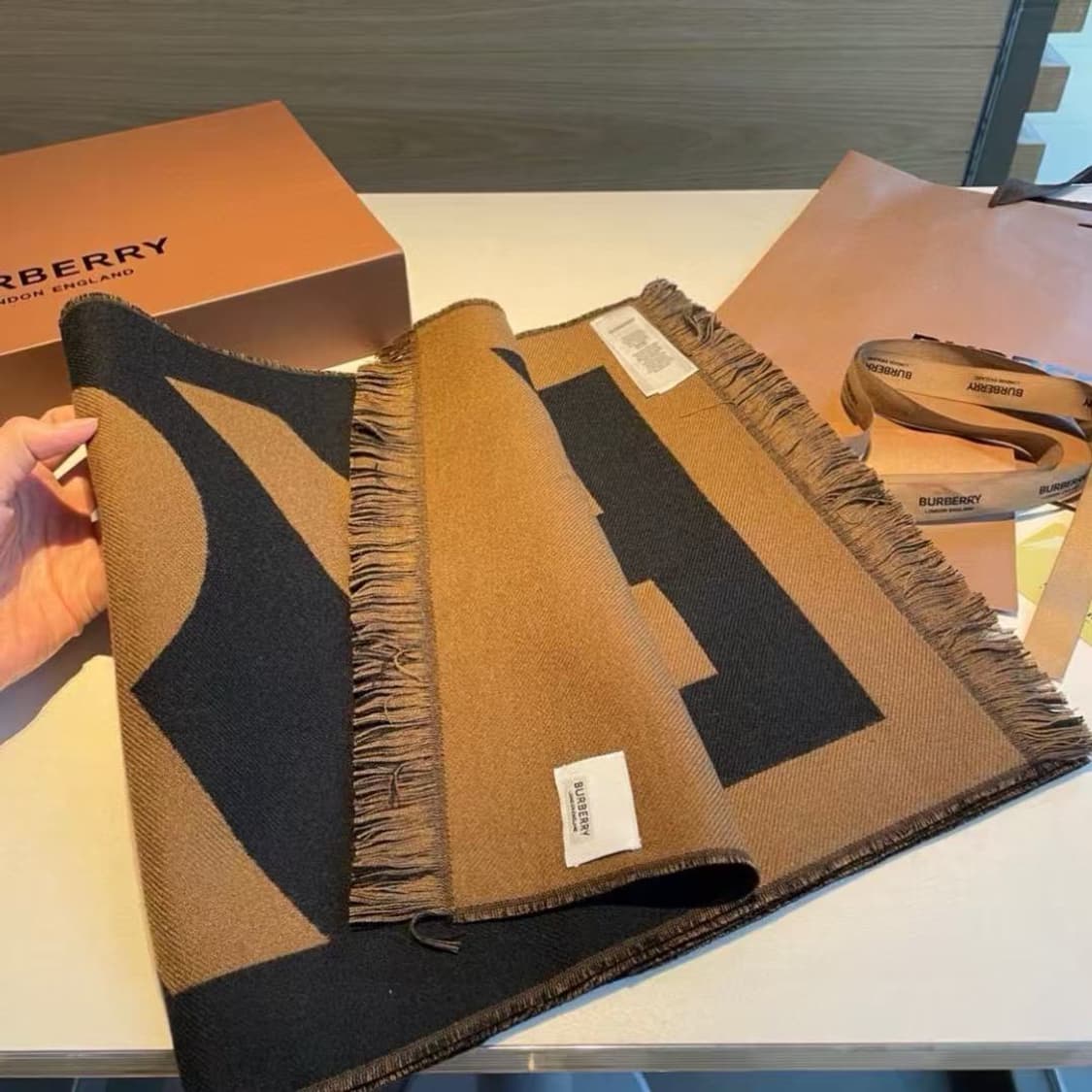 버버리숙녀 리버서블 스카프
 상품이미지5