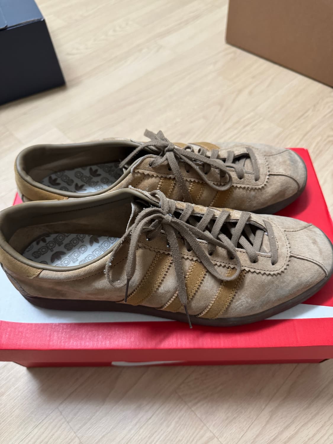 아디다스 토바코 팬톤 메사 상품이미지1