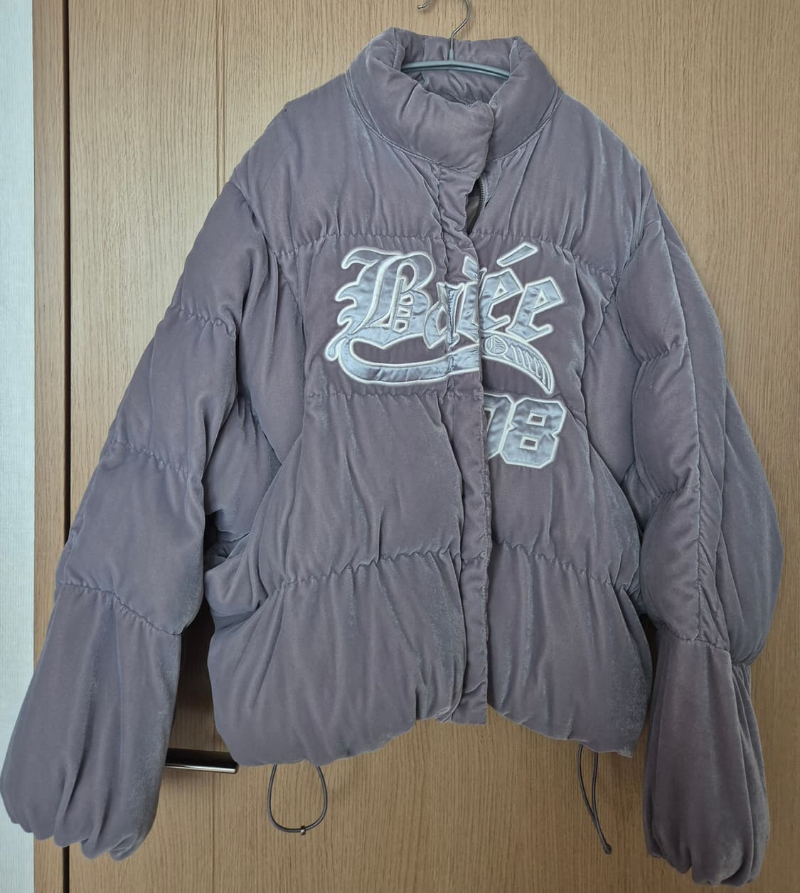 Badee 배디 벨루어 바시티 패딩 실버 상품이미지4