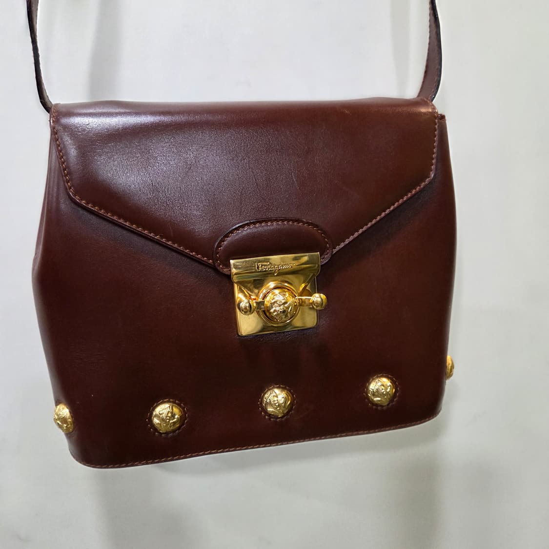 페라가모 미듐 크로스백 상품이미지9