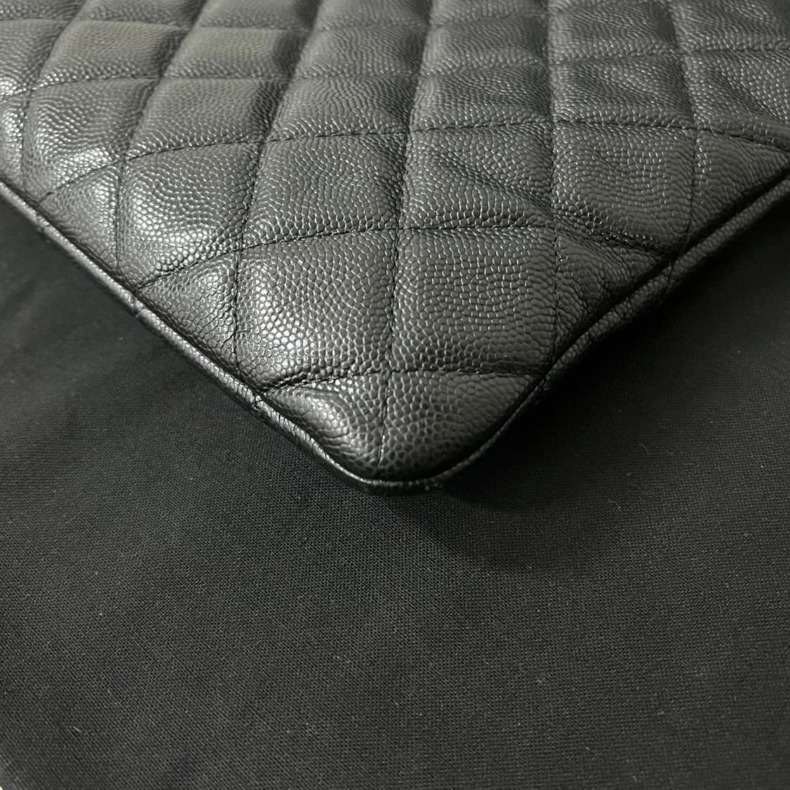 [S급/정품] 샤넬 클래식 그레인드 실버 메탈 미듐 클러치 백 상품이미지10