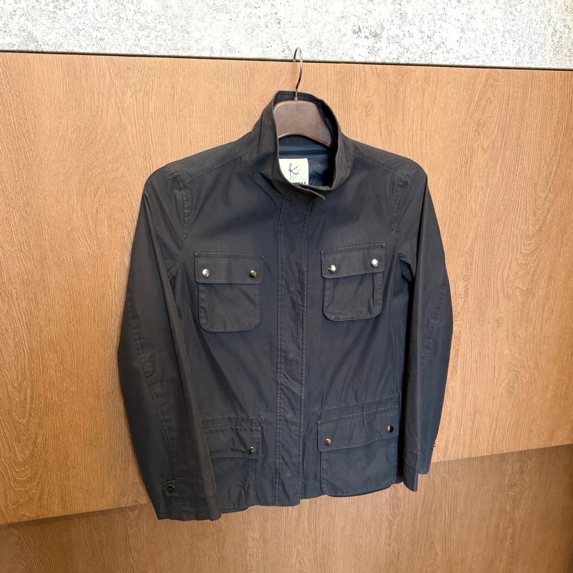 쿠미쿄쿠 하이넥 사파리 필드 자켓 히든 버튼 디테일 레귤러핏 차콜 상품이미지1