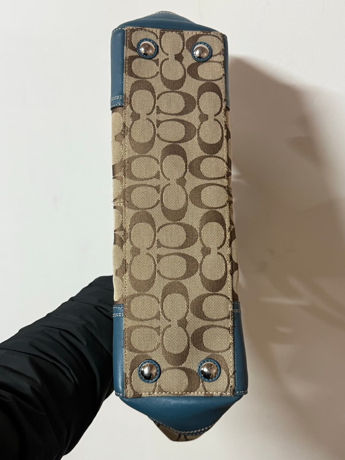 마지막 할인 코치 y2k 시그니처라인 자카드 블루 레더 숄더백 상품이미지5